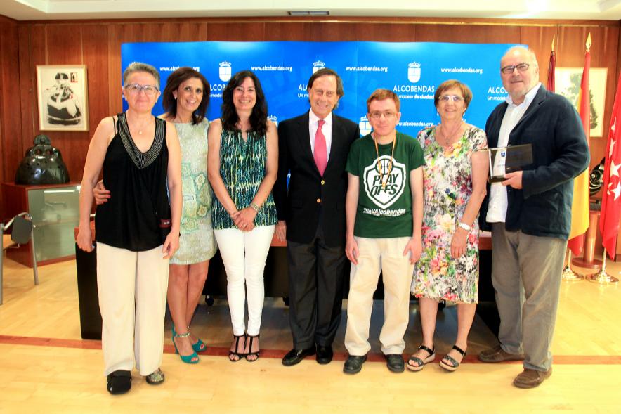 Recepción Club Valcude - Imagen del alcalde García de Vinuesa en el ayuntamiento con miembros del club Valcude.