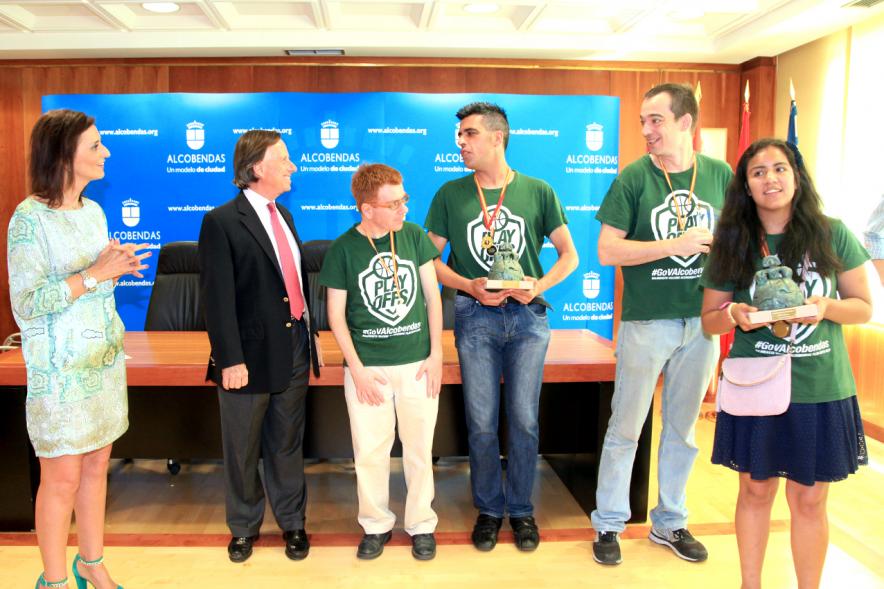 Recepción Club Valcude - Imagen del alcalde García de Vinuesa en el ayuntamiento con miembros del club Valcude.