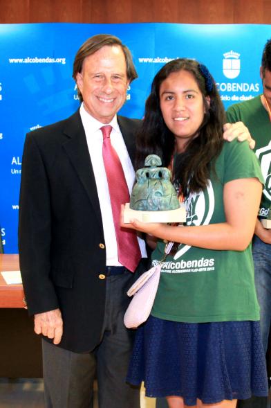 Recepción Club Valcude - Imagen del alcalde García de Vinuesa con una miembra del club Valcude.