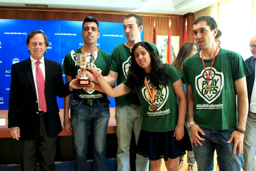 Recepción Club Valcude - Imagen del alcalde García de Vinuesa con  miembros del club Valcude.