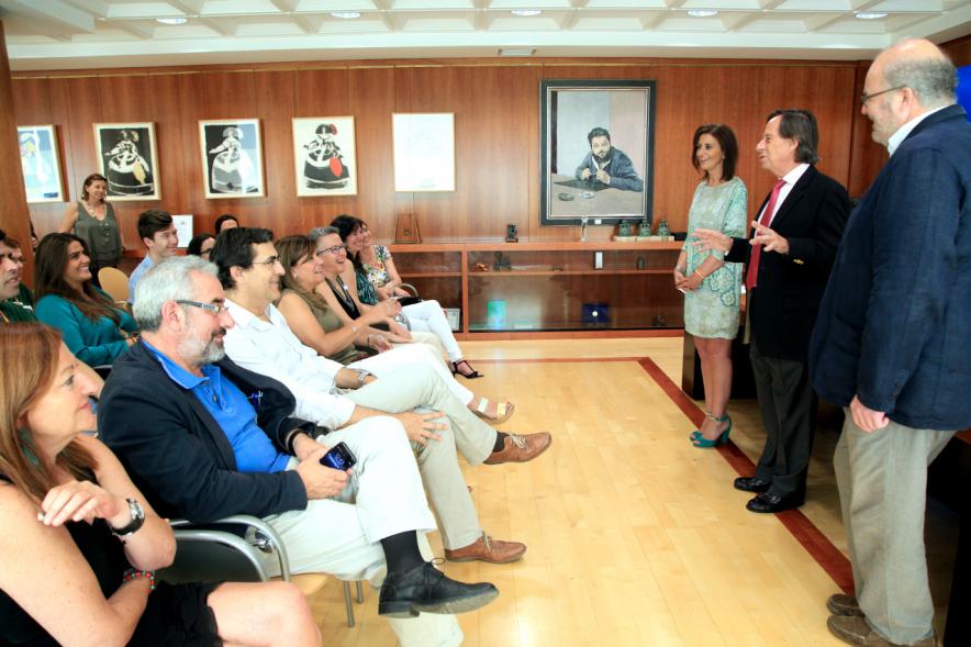 Recepción Club Valcude -Imagen del alcalde García de Vinuesa con miembros del club Valcude.