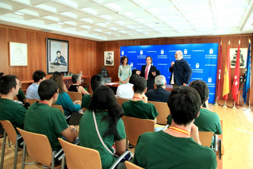 Recepción Club Valcude - Imagen del alcalde García de Vinuesa con miembros del club Valcude.