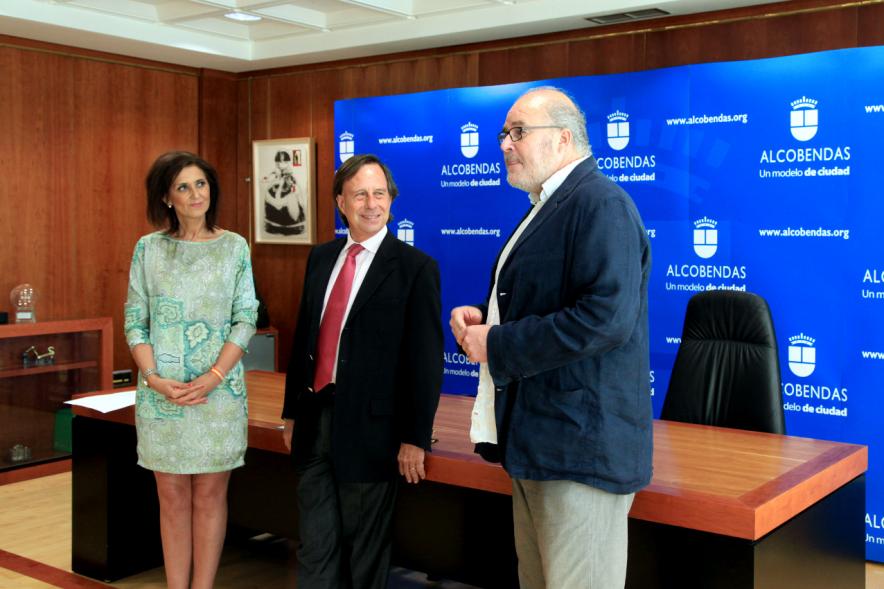Recepción Club Valcude - Imagen del alcalde García de Vinuesa con miembros del club Valcude.