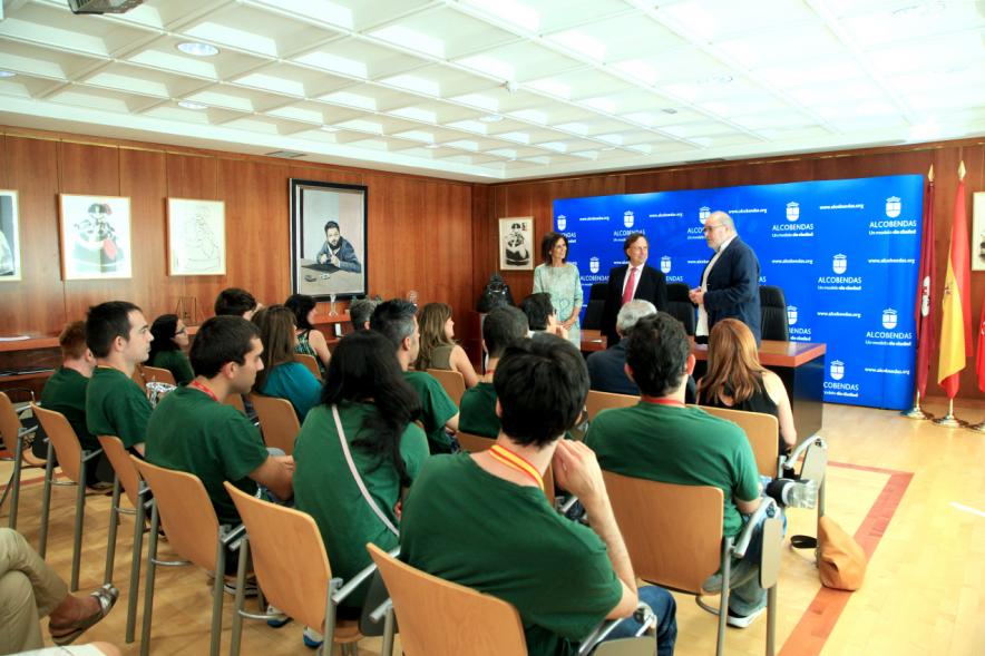Recepción Club Valcude - Imagen del alcalde García de Vinuesa con miembros del club Valcude.