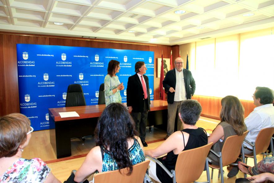 Recepción Club Valcude - Imagen del alcalde García de Vinuesa con miembros del club Valcude.