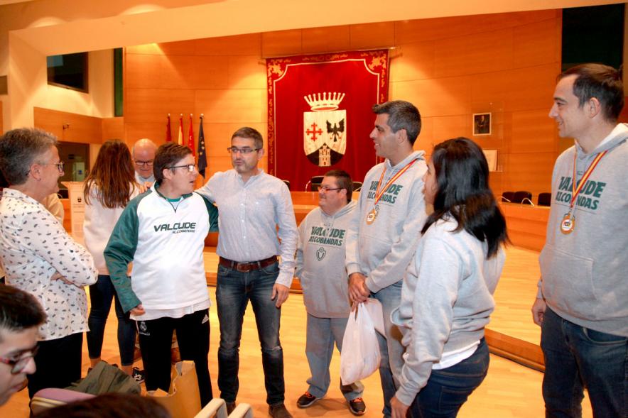 Concejales  Rafael Sanchez y Participantes .Recepción del Equipo de Baloncesto Valcude por el Campeonato de España. 2019