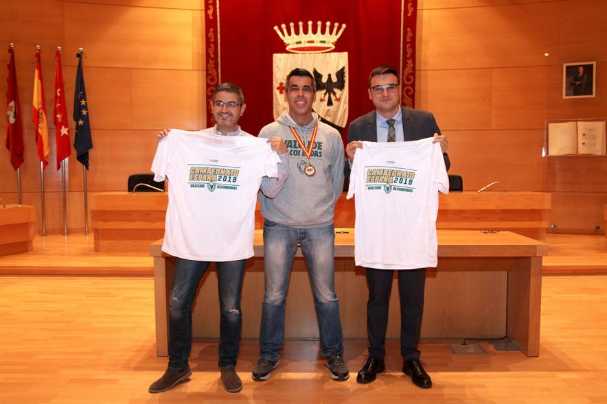 Recepción del Equipo de Baloncesto Valcude por el Campeonato de España. 2019. Entrega de camisetas del equipo a los concejales Rafael Sanchez, Miguel Angel Arranz