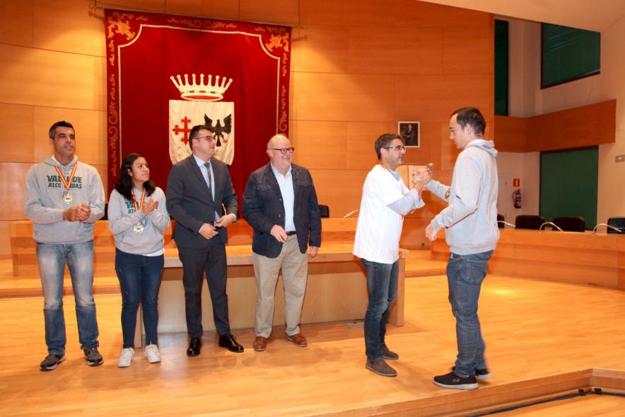 Presidente del Club Fernando Laura, Concejales  Rafael Sanchez,  Miguel Angel Arranz y participantes  Recepción del Equipo de Baloncesto Valcude por el Campeonato de España. 2019