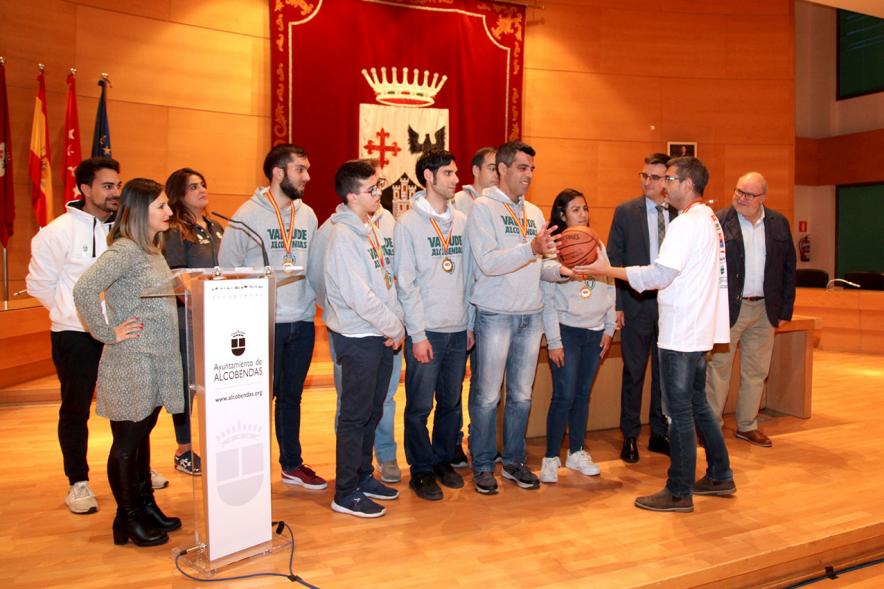 Autoridades y equipo de baloncesto. Recepción del Equipo de Baloncesto Valcude por el Campeonato de España. 2019