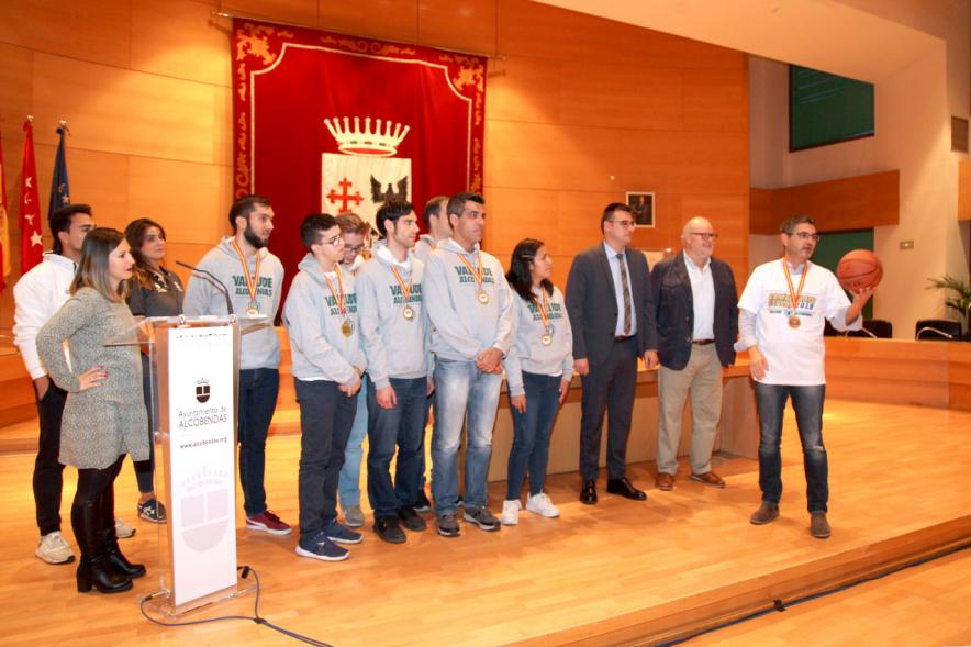 Concejales  Rafael Sanchez Maria Espin  y Miguel Angel Arranz y participantes  Recepción del Equipo de Baloncesto Valcude por el Campeonato de España. 2019