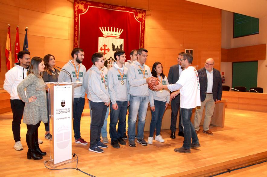 Concejales  Rafael Sanchez Maria Espin  y Miguel Angel Arranz y participantes  Recepción del Equipo de Baloncesto Valcude por el Campeonato de España. 2019