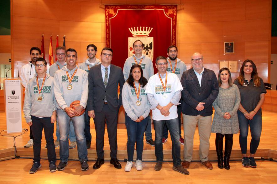 Presidente del Club Fernando Laura, Concejales Rafael Sanchez Maria Espin y Miguel Angel Arranz y participantes Recepción del Equipo de Baloncesto Valcude por el Campeonato de España. 2019