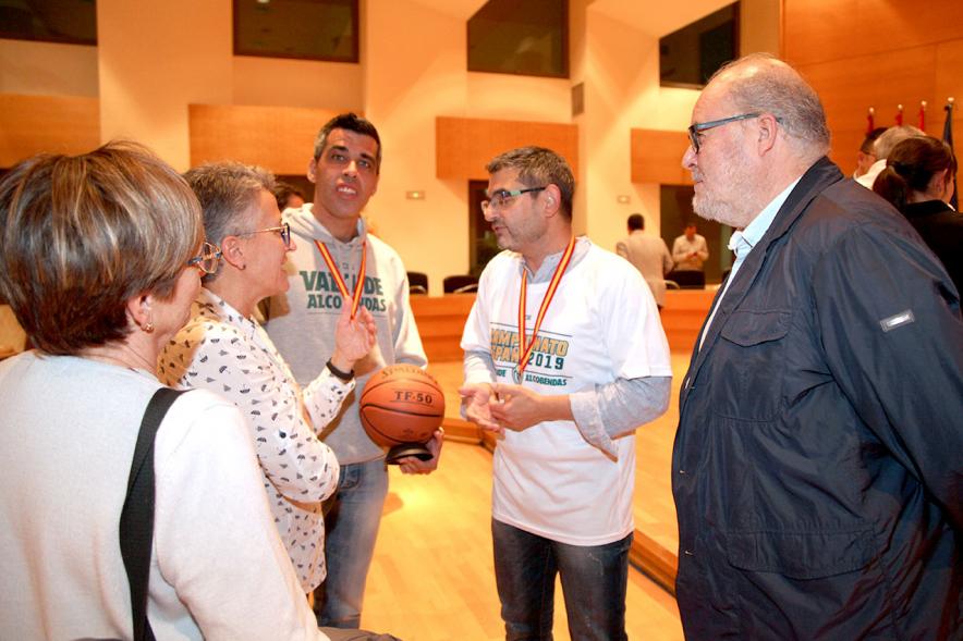 Concejal  Rafael Sanchez Maria Espin, Presidente del Club Fernando Laura  y participantes  Recepción del Equipo de Baloncesto Valcude por el Campeonato de España. 2019