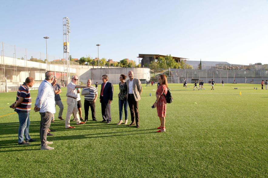 Visita a Campos de Fútbol de CD Valdelasfuentes - Imagen del alcalde García de Vinuesa acompañado de otras autoridades charlando con las personas allí presentes.