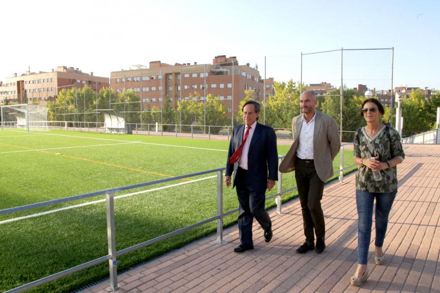 Visita a Campos de Fútbol de CD Valdelasfuentes - Imagen del alcalde García de Vinuesa acompañado de otras autoridades llegando a las instalaciones deportivas.
