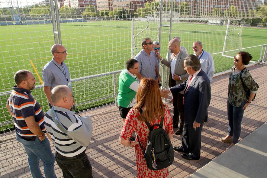 Visita a Campos de Fútbol de CD Valdelasfuentes - Imagen del alcalde García de Vinuesa acompañado de otras autoridades saludando a  las personas allí presentes.