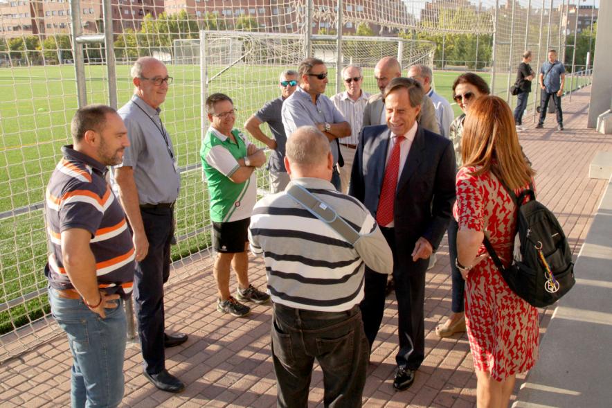 Visita a Campos de Fútbol de CD Valdelasfuentes - Imagen del alcalde García de Vinuesa acompañado de otras autoridades saludando a  las personas allí presentes.