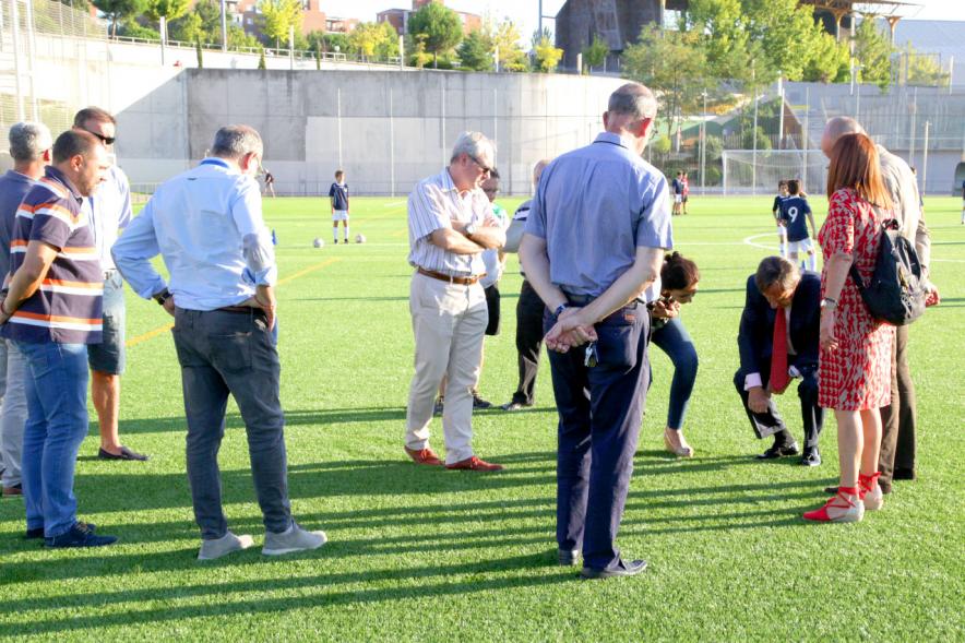 Visita a Campos de Fútbol de CD Valdelasfuentes - Imagen del alcalde García de Vinuesa acompañado de otras autoridades tocando el césped.