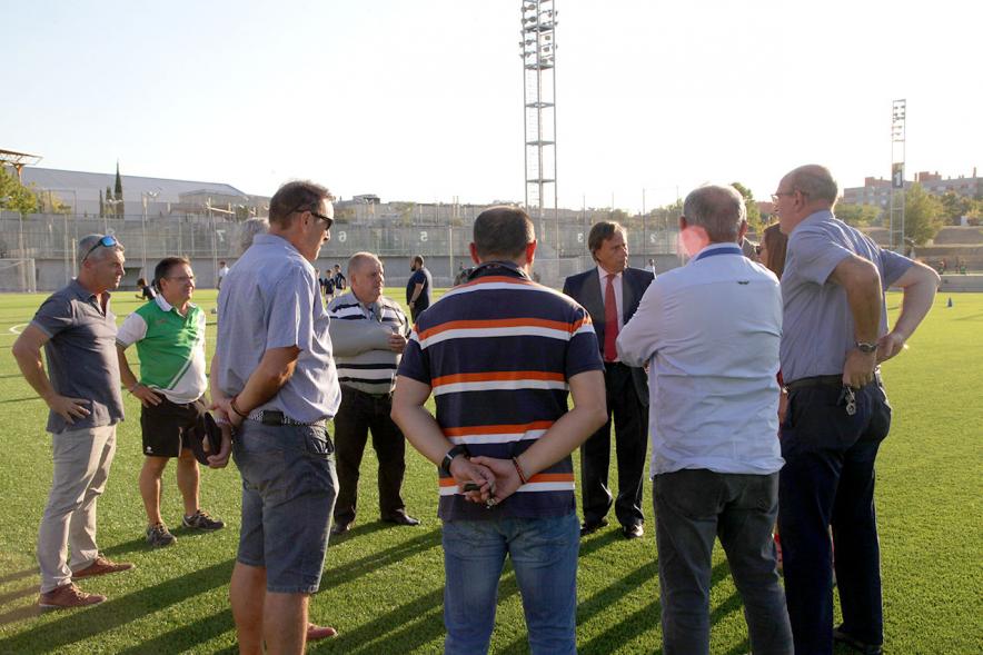 Visita a Campos de Fútbol de CD Valdelasfuentes - Imagen del alcalde García de Vinuesa acompañado de otras autoridades charlando con las personas allí presentes.