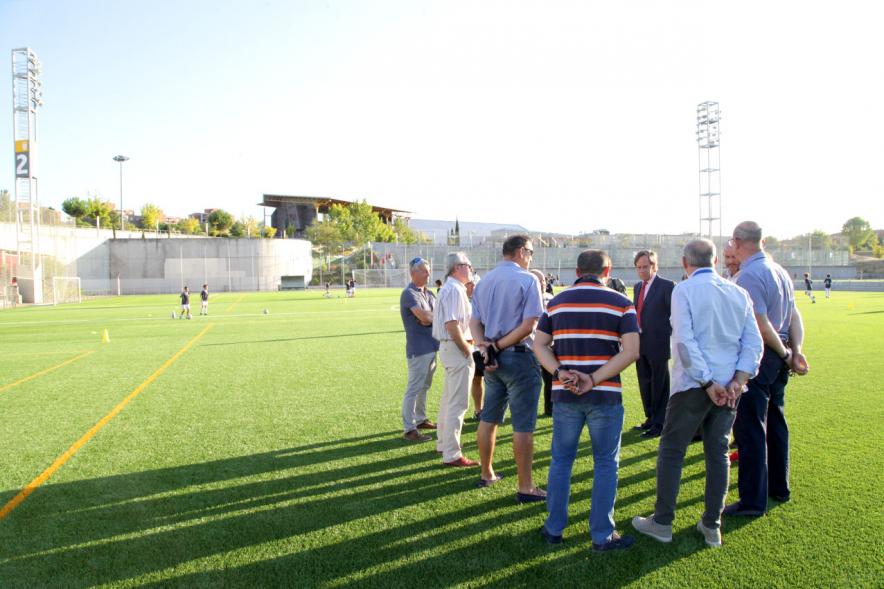 Visita a Campos de Fútbol de CD Valdelasfuentes - Imagen del alcalde García de Vinuesa acompañado de otras autoridades charlando con las personas allí presentes.