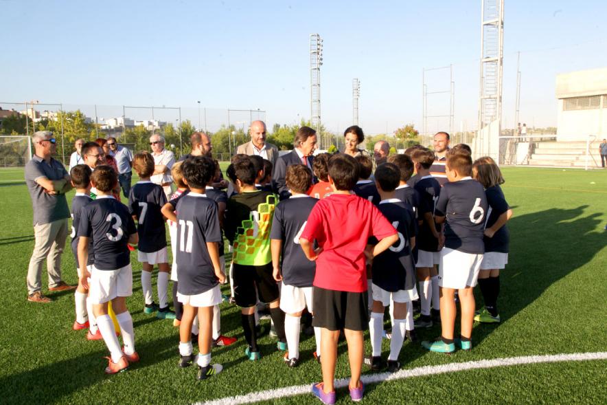 Visita a Campos de Fútbol de CD Valdelasfuentes -  Imagen del alcalde García de Vinuesa rodeado de niños de los equipos de futbol.