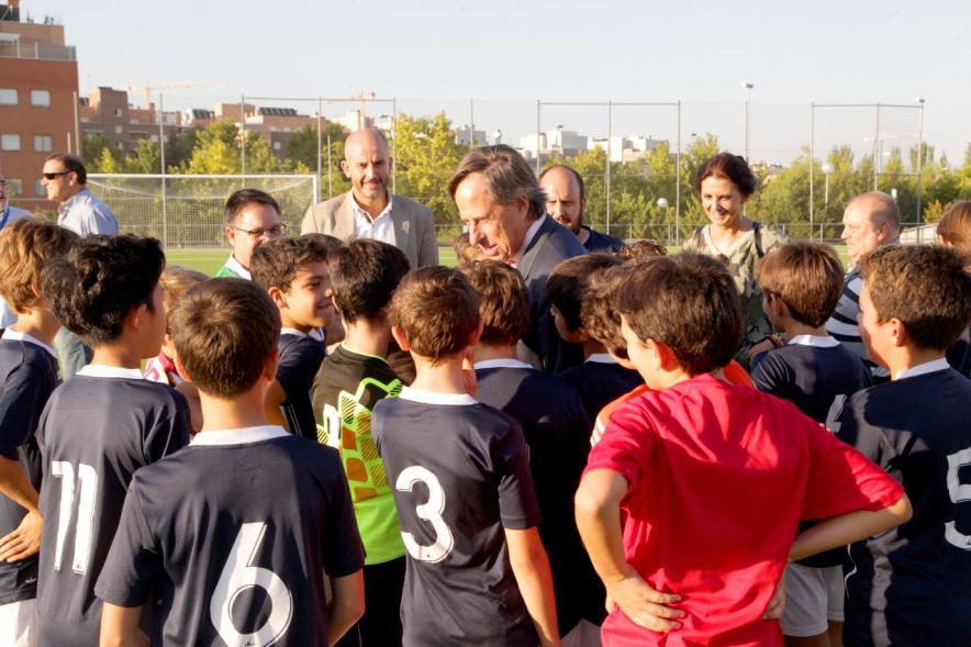 Visita a Campos de Fútbol de CD Valdelasfuentes -  Imagen del alcalde García de Vinuesa rodeado de niños de los equipos de futbol.