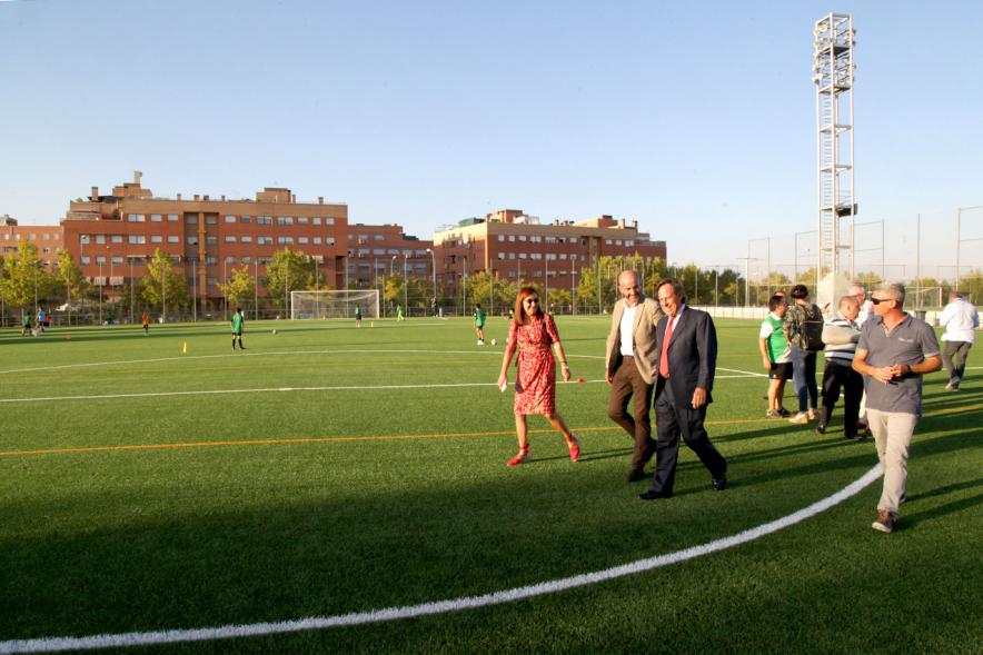 Visita a Campos de Fútbol de CD Valdelasfuentes - Imagen del alcalde García de Vinuesa acompañado de otras autoridades visitando las instalaciones deportivas.