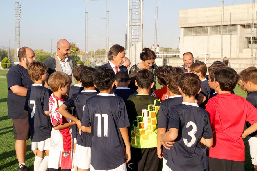 Visita a Campos de Fútbol de CD Valdelasfuentes - Imagen del alcalde García de Vinuesa posando rodeado de niños de los equipos de fútbol.