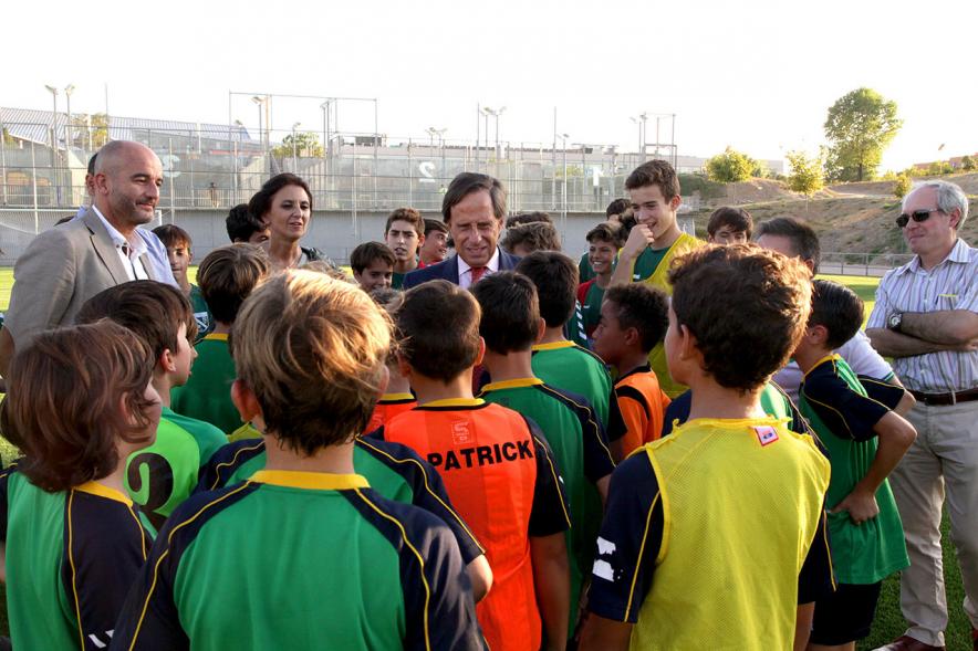 Visita a Campos de Fútbol de CD Valdelasfuentes - Imagen del alcalde García de Vinuesa rodeado de niños de los equipos de futbol.