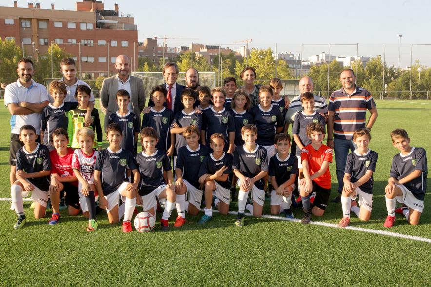 Visita a Campos de Fútbol de CD Valdelasfuentes - Imagen del alcalde García de Vinuesa posando rodeado de niños de los equipos de fútbol.