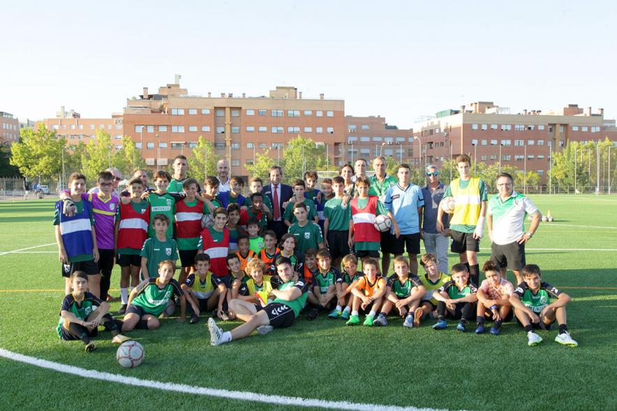 Visita a Campos de Fútbol de CD Valdelasfuentes - Imagen del alcalde García de Vinuesa posando rodeado de niños de los equipos de futbol.