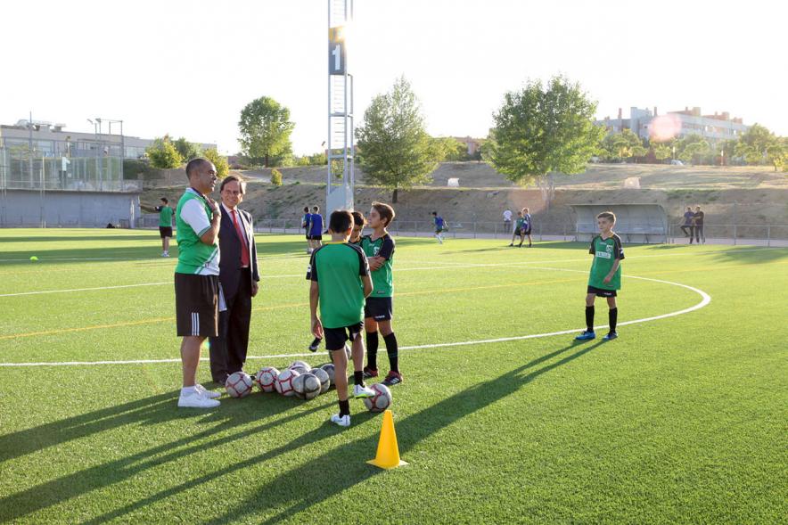 Visita a Campos de Fútbol de CD Valdelasfuentes - Imagen del alcalde García de Vinuesa charlando con el entrenador de un equipo de fútbol y algunos jugadores.
