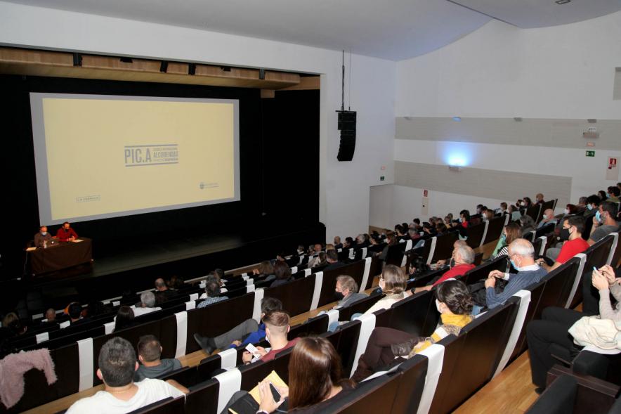 Vista general de los asistentes al evento