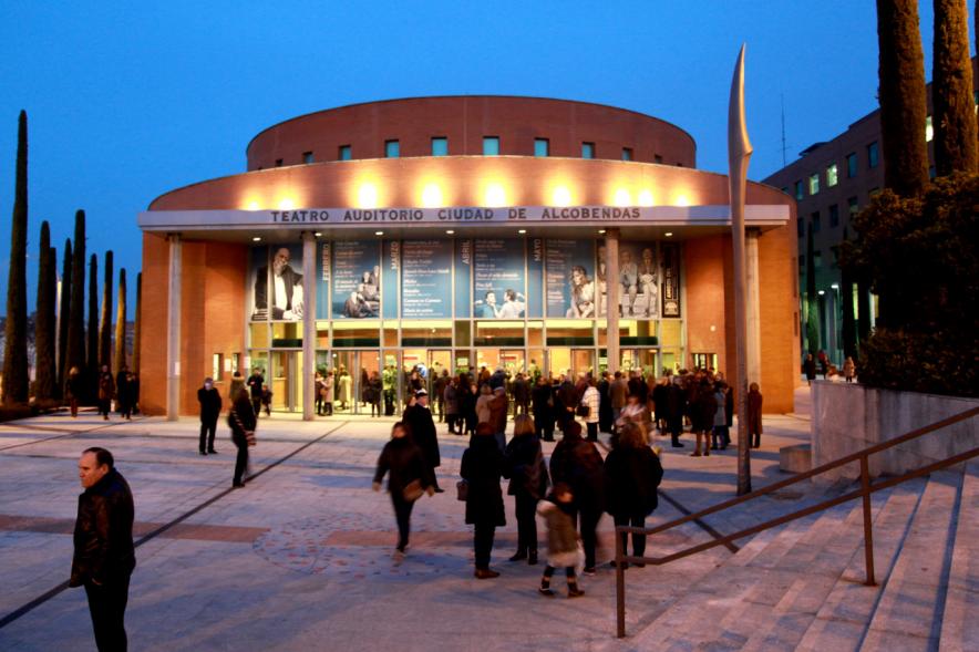 Entrega Premio a los Valores Humanos y Actuación Jesucristo Superstar - El exterior del teatro.