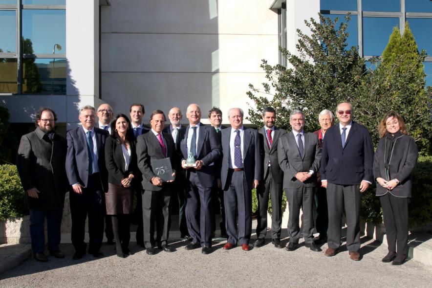 Visita Institucional a la Empresa Varma -  Imagen de posado de todas las autoridades asistentes al acto en la entrada de la empresa.