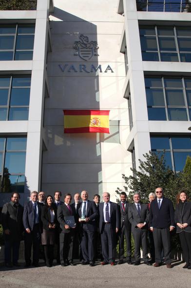 Visita Institucional a la Empresa Varma - Imagen de posado de todas las autoridades asistentes al acto en la entrada de la empresa.