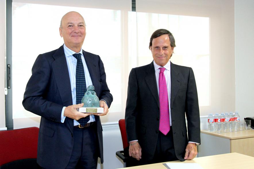 Visita Institucional a la Empresa Varma - Imagen del un directivo de la empresa Varma con la Menina de Alcobendas, regalo del alcalde García de Vinuesa.