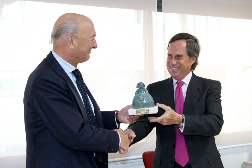 Visita Institucional a la Empresa Varma - Imagen del un directivo de la empresa Varma recibiendo la Menina de Alcobendas, regalo del alcalde García de Vinuesa.