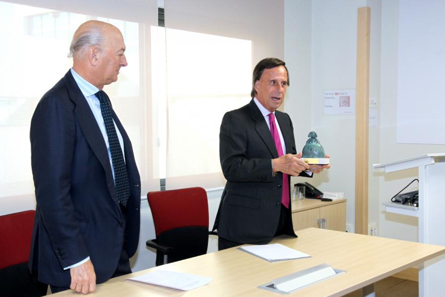 Visita Institucional a la Empresa Varma - Imagen del un directivo de la empresa Varma en el momento de recibir la Menina de Alcobendas, regalo del alcalde García de Vinuesa.   
