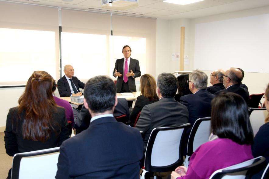 Visita Institucional a la Empresa Varma - Imagen del alcalde García de Vinuesa dirigiéndose a las personas que visitan la empresa.