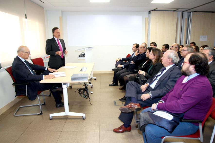 Visita Institucional a la Empresa Varma - Imagen del alcalde García de Vinuesa dirigiéndose a las personas que visitan la empresa.