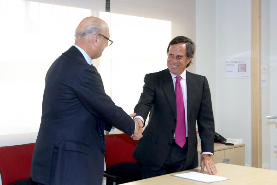 Visita Institucional a la Empresa Varma - Imagen del un directivo de la empresa Varma saludando al alcalde García de Vinuesa.