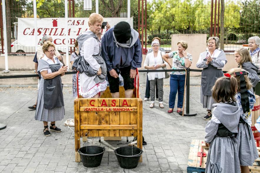 Fiesta de la Vendimia y Reparto de Migas Casa de Castilla la Mancha 2017 - Pisando las uvas. 