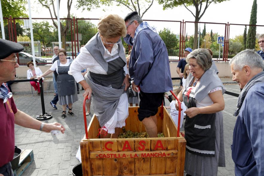 Pisada de la Uva en la Fiesta de la Vendimia de la Casa de Castilla La Mancha - Pisada de la uva.