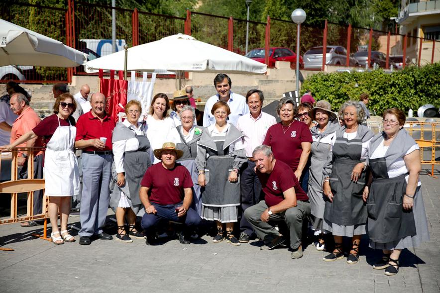 Fiesta de la Vendimia 2018 - Imagen del alcalde García de Vinuesa posando con un grupo de personas que participan en el evento.