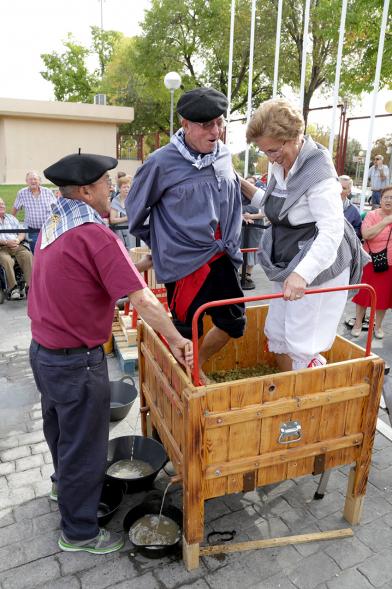 Pisada de la Uva en la Fiesta de la Vendimia de la Casa de Castilla La Mancha - Pisada de  uvas.