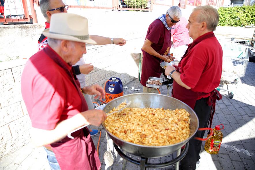 Fiesta de la Vendimia 2018 - Imagen de unas personas cocinando unas migas.