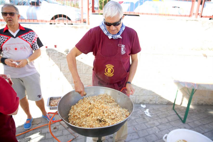 Fiesta de la Vendimia 2018 - Imagen de unas personas cocinando unas migas.