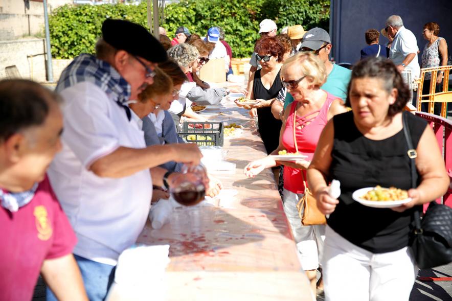 Fiesta de la Vendimia 2018 - Imagen de un momento del reparto de migas.