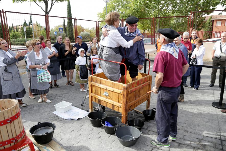 Pisada de la Uva en la Fiesta de la Vendimia de la Casa de Castilla La Mancha - Pisada de uvas y los espectadores.  